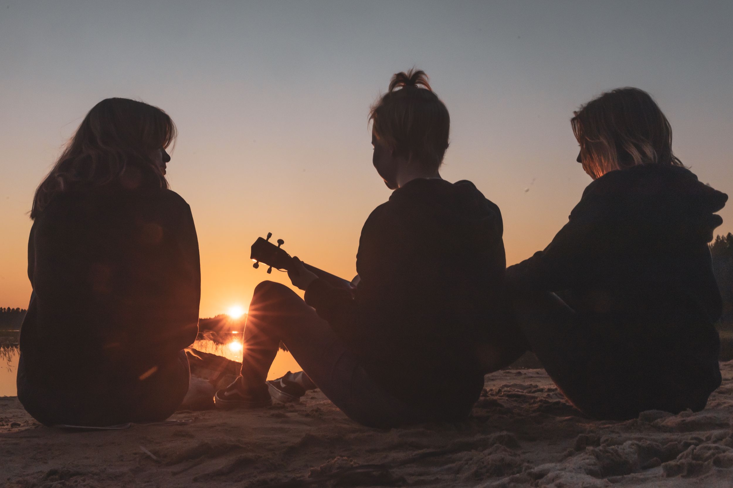 Nuorisokeskus Metsäkartano leiri nuoret rannalla auringonlaskussa